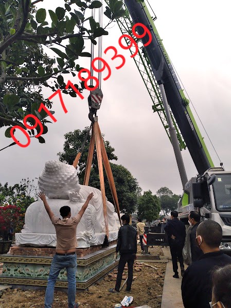 Cẩu tượng phật 50 tấn tại Hà Nội